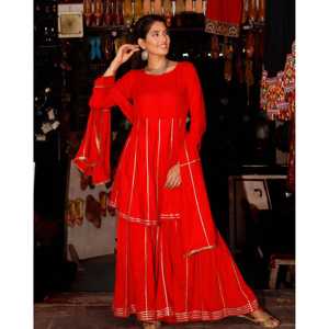 Ensemble de costume en satin rouge rubis disponible en taille XS - Product Image 2