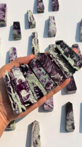 Cristal de Kammererita Natural Tallado a Mano, Piedra Curativa Púrpura Pulida, Generador de Energía Reiki, Decoración para el Hogar, Punta de Cristal - Product Image 3