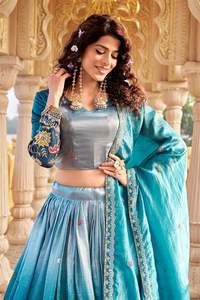 Ensemble Lehenga Choli et Dupatta en soie avec broderies lourdes, style traditionnel longueur ras du sol pour mariages et occasions festives - Product Image 5