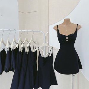 Robe mini noire à fines bretelles, col cœur, découpes, coupe évasée, pour soirée d'été ou tenue décontractée - Product Image 6