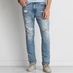 Vaqueros ajustados para hombre con lavado claro y detalles rasgados en las rodillas para un look informal y atrevido de estilo urbano. Cantidades al por mayor disponibles - Product Image 3