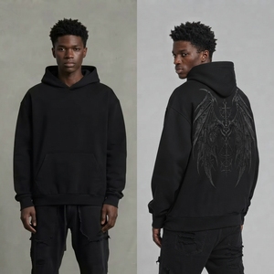 Sweat-shirt à capuche noir gothique pour homme OEM ODM avec imprimé ailes d'ange au dos et poche kangourou, fabrication sur mesure avec logo personnalisé - Product Image 1