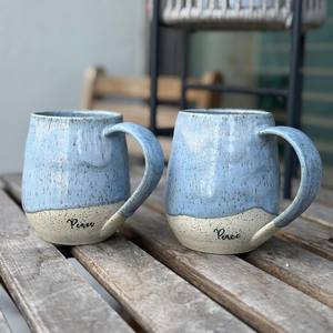 ชุดแก้วกาแฟเซรามิกสีน้ำเงินสไตล์เรียบง่าย พร้อมเคลือบลายจุด พิมพ์ลายสันติภาพ ด้ามจับถนัดมือ ใช้งานได้ทุกวัน - Product Image 1