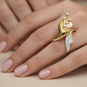 Elegante Anillo de Hoja Bifacial Dorado con Lirio de Cala, Joyería Fina para Ella, para Boda - Product Image 5