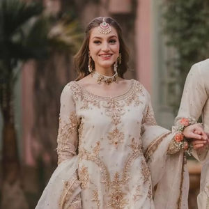 Vestido Anarkali Pakistaní Premium Color Rosa Pastel, Largo y con Capas, con Exquisito Trabajo a Mano en Plata Kora Dabka - Product Image 1