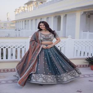 Ensemble Lehenga Choli en Soie VASTRA COTTAGE avec Broderie de Paillettes et Fil, Jupe Ample, Blouse Non Cousue, Tenue de Mariage et de Fête de Créateur - Product Image 4