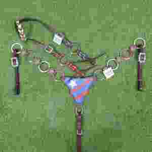 Conjunto de cabezada y pechera Western, diseño de bandera en cuero marrón, detalles trenzados - Product Image 1