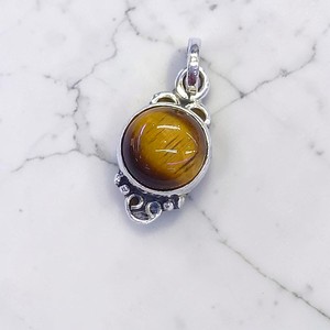 Pendentifs en argent sterling 925 légers avec pierre œil de tigre et motif vintage en spirale, vente en gros - Product Image 1