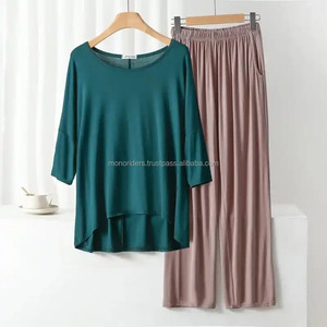 Ensemble de pyjama de luxe 4 pièces en polyester et soie pour femme Mono Riders, imprimé floral, respirant, grande taille, avec short doux - Product Image 2