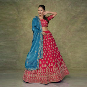 ชุดเลเฮนกาโชลีผ้าไหมเฟนดี้พร้อมผ้าคลุมไหล่ |   ชุดแต่งงานงานดิวาลีสำเร็จการศึกษาแบบดั้งเดิมของอินเดีย ความยาวระดับพื้น แบรนด์ Zari Crafted - Product Image 4