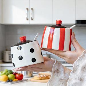 Elegante Tarro de Almacenamiento con Tapa y Diseño de Puntos, Acabado Glaseado Liso, Organizador Compacto para Encimera, Elegante Contenedor para Despensa - Product Image 1