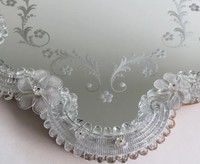 Italienischer Venezianischer Murano-Glasspiegel Graviert Handgefertigt Mundgeblasene Blumen Mid-Century-Stil