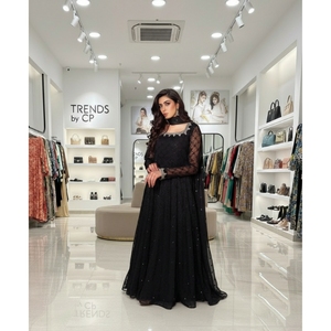 ชุดอานาร์กาลีผ้าตาข่ายสีดำสุดหรู |   ชุดเดรสแบบเป็นทางการของปากีสถาน |   ชุดเดรสยาวประดับตกแต่งด้วยมือพร้อมผ้าคลุมไหล่สำหรับงานปาร์ตี้ - Product Image 2