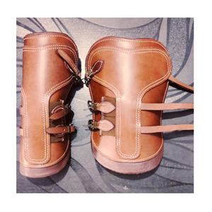 Botas protectoras de cuero con buje de caballo, con relleno suave - Product Image 1