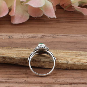 Bague classique artisanale en argent sterling avec turquoise verte naturelle en gros, sertie de milgrain - Product Image 4