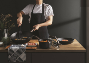Wok antiadhésif avancé avec base compatible induction, poignée ergonomique à prise souple et technologie de distribution de chaleur supérieure - Product Image 6
