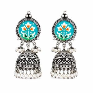 Proveedor Mayorista de Pendientes Jhumka de Plata Oxidada Pintados a Mano con Meenakari Estilo Bollywood para Mujer, con Gotas de Perlas de Imitación para Bodas - Product Image 6