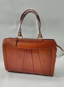 Sac fourre-tout à poignée en cuir véritable de style national pour femme - Sacoche de voyage et d'affaires élégante et imperméable - Product Image 3