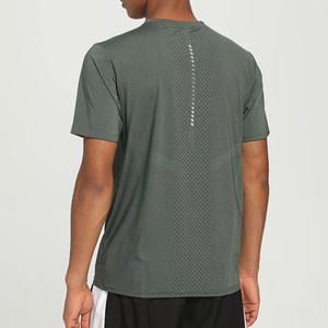 เสื้อยืดคอกลมแขนสั้นสีเขียวเข้มสำหรับผู้ชาย ระบายอากาศได้ดี แห้งเร็ว ทรงสลิมฟิต ผ้าฝ้าย 100% ตาข่าย - Product Image 2