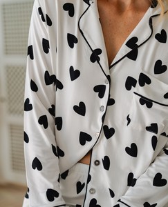 ชุดนอนผู้หญิงลายหัวใจสีแดงดำ ผ้าฝ้ายแท้ผสมใยไผ่ แขนยาว ติดกระดุม ชุดลำลอง ชุดนอนนุ่มสบาย - Product Image 2