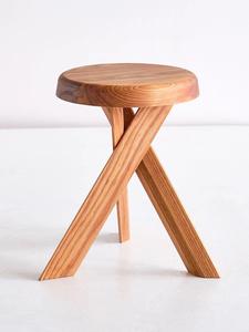 Tabouret trépied en bois massif artisanal, assise organique sculpturale, base en X, moderne et pliable, pour appartement et école - Product Image 4