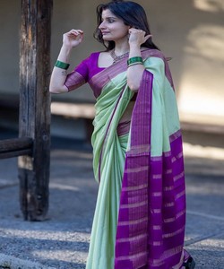 Sari de Seda Verde Claro con Borde Morado, Traje Tradicional Indio para Bodas, Estilo Banarasi, Sari Drapeado para Mujer - Product Image 4