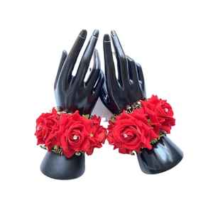 Fleur artificielle rouge Gajra pour femmes et mariées, idéale pour les mariages pakistanais, indiens, Bollywood, les fêtes Mehndi et les bracelets de mode. - Product Image 1
