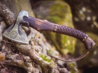 Hache Viking gravée industrielle Pasha Enterprises, tête barbue, manche en bois dur, fourreau en cuir, acier au carbone, 41 cm, garantie 3 ans