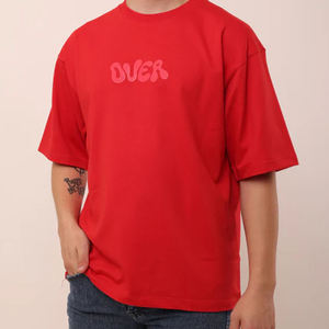 เสื้อยืดโอเวอร์ไซส์สีแดง คอวี แขนยาว พิมพ์ลายพัฟฟ์ ดีไซน์คัลเลอร์บล็อก ผ้าโพลีเอสเตอร์ระบายอากาศได้ดี ทรงหลวม ใส่ได้ทั้งผู้ชายและผู้หญิง - Product Image 1
