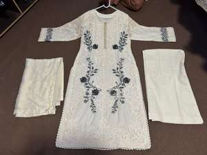 Collection Cousue en Gros : Ensembles 3 Pièces en Lawn pour Femmes Pakistanaises et Indiennes avec Dentelle et Boutons – Marque Dr Haris – Luxe et Haute Qualité - Product Image 2