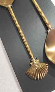Juego de 2 utensilios para ensalada con diseño de concha marina, mango de latón y cabezal de acero inoxidable, ecológicos, con acabado en latón antiguo. - Product Image 4