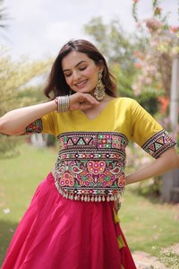 Lehenga choli romano completamente cosido con bordado Kutchi Gamthi y encaje con espejos, perfecto para la colección Navratri. - Product Image 6