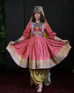 Hermoso Vestido Tradicional Afgano Kuchi, Mangas Largas Oscuras, Bordado Multicolor Detallado en el Pecho, Vestido Afgano Kuchi con Monedas - Product Image 2
