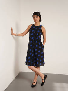Robe midi bleue à pois avec broderie rouge à motif géométrique, col rond, silhouette droite, tenue décontractée quotidienne, 100% coton tissé - Product Image 1