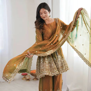 Ensemble Sharara en soie Fandy bicolore lourd avec broderie et travail de miroir véritable - Product Image 1