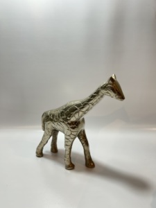 Statue de cheval moderne en aluminium noir sur socle, figurine animale texturée, sculpture sur piédestal pour table, décoration de luxe pour la maison - Product Image 3