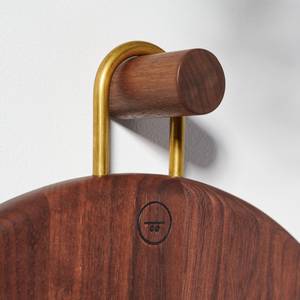 Planche à fromage ronde en bois écologique avec support en laiton, poignée intégrée et design rainuré, compatible lave-vaisselle pour la cuisine et le service à domicile - Product Image 3