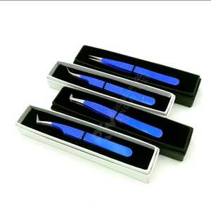 Pinzas para pestañas RMI con recubrimiento en polvo azul, punta plateada de acero inoxidable, estuche magnético y embalaje en caja blanca/negra. - Product Image 1