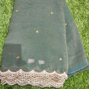 Tissu organza luxueux bleu nuit effet froissé avec une lueur subtile et des plis distinctifs et durables - Product Image 1