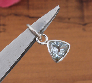 Colgante Vintage de Circonita Natural en Fila, Plata de Ley 925 con Baño de Platino, Barra Vertical Cruda, Unisex, Venta al por Mayor - Product Image 2