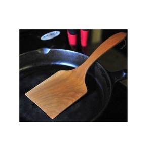 Cuillère en bois artisanale de qualité supérieure, accessoire de cuisine idéal pour la préparation quotidienne des repas et les applications culinaires. - Product Image 6