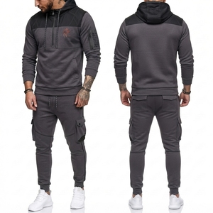 Chándal premium para hombre hecho con tela transpirable que ofrece comodidad, flexibilidad y estilo moderno durante todo el día, para deportes y uso casual. - Product Image 4