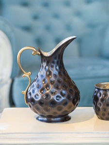 Pichet vintage en métal martelé avec poignée dorée pour boissons, idéal pour les fêtes, hauteur personnalisable, design durable - Product Image 6
