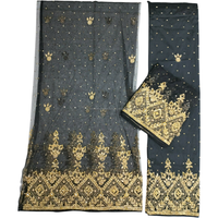 Robe en soie africaine noire élégante avec broderie et foulard, un chef-d'œuvre de luxe respirant pour les mariages féminins toutes saisons
