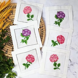 ผ้าเช็ดปากค็อกเทลลายดอกไฮเดรนเยียหลากสี ขนาด 6x6 นิ้ว แบบเย็บริม ทนทาน ใช้ซ้ำได้ เหมาะสำหรับใช้บนเครื่องบิน ผลิตจากผ้าลินิน 100% สำหรับใช้ในบ้าน รับผลิตตามสั่งขายส่ง - Product Image 4