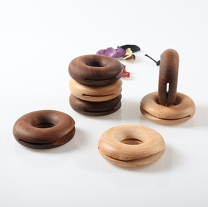Clip de fermeture créatif en bois pour sacs, forme donut, poli naturel, 2 couleurs différentes à prix abordable - Product Image 1