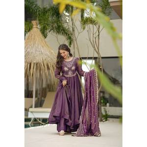 Vestido Salwar Kameez de Seda de Diseñador con Pantalón y Dupatta para un Look Festivo - Product Image 2