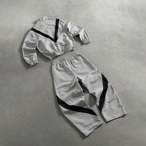 Nouvel arrivage : Ensemble coupe-vent gris clair sur mesure – Veste zippée et pantalon à taille élastique – Tenue de sport et streetwear - Product Image 2