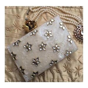 กระเป๋าคลัทช์ปักลายเคลือบทอง AL MALIK CRAFT สีแดงประดับด้วยหิน Kundan สไตล์ชาติพันธุ์โบราณ งานเลียนแบบโลหะ ของขวัญงานแต่งงานอุตรอาร์พราฏธ์ - Product Image 2