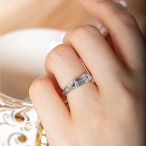 Anillo de compromiso moderno de oro blanco macizo de 14K con diamante de laboratorio de corte esmeralda para mujer, solitario de media montura con diseño de oriente a oeste y corte cónico. - Product Image 1